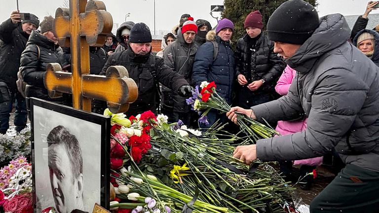 Menschen legen ein Jahr nach dem Tod des russischen Oppositionsführers Alexej Nawalny auf dem Borisowskoje-Friedhof in Moskau Blumen an seinem Grab nieder, aufgenommrn am 16.02.2025