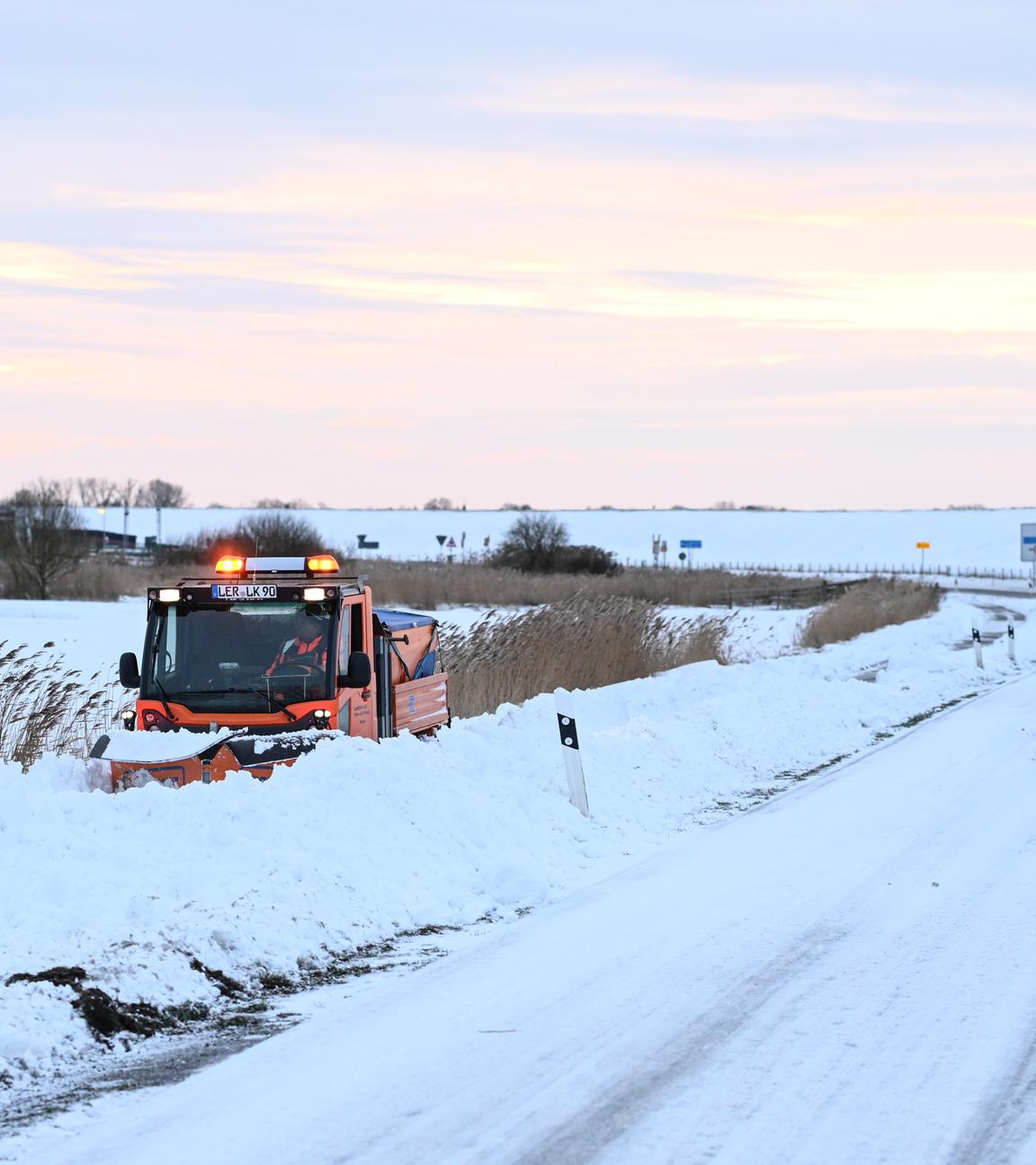 Ein Schneepflug der Kreismeisterei versucht einen Gehweg von den Schneeverwehungen zu befreien.