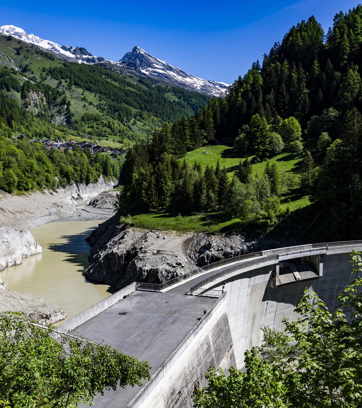 Ein Blick auf den abgelassenen Ferdener Stausee in Ferden. Ein großer Teil des Dorfes Blatten im Lötschental im Kanton Wallis wurde unter Massen von Eis, Schlamm und Felsen begraben.