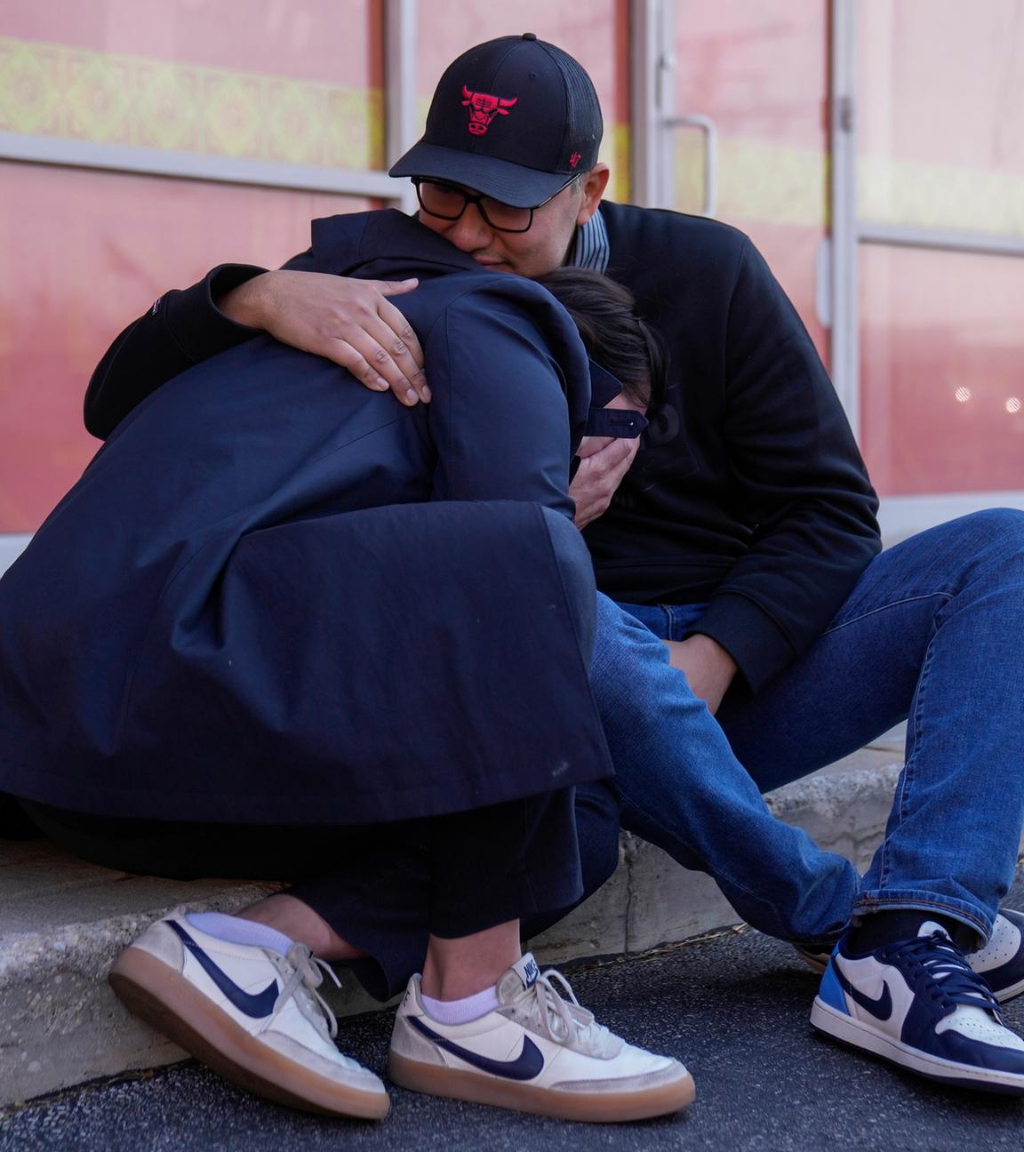 Maria Guzman (links) und Sergio Rocha, Eltern kleiner Kinder, trösten sich gegenseitig vor dem Rayito de Sol Spanish Immersion Early Learning Center, nachdem Bundesbeamte der Einwanderungsbehörde am 5. 11. 2025, in Chicago eine Erzieherin abgeführt hatten.