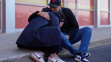 Maria Guzman (links) und Sergio Rocha, Eltern kleiner Kinder, trösten sich gegenseitig vor dem Rayito de Sol Spanish Immersion Early Learning Center, nachdem Bundesbeamte der Einwanderungsbehörde am 5. 11. 2025, in Chicago eine Erzieherin abgeführt hatten.