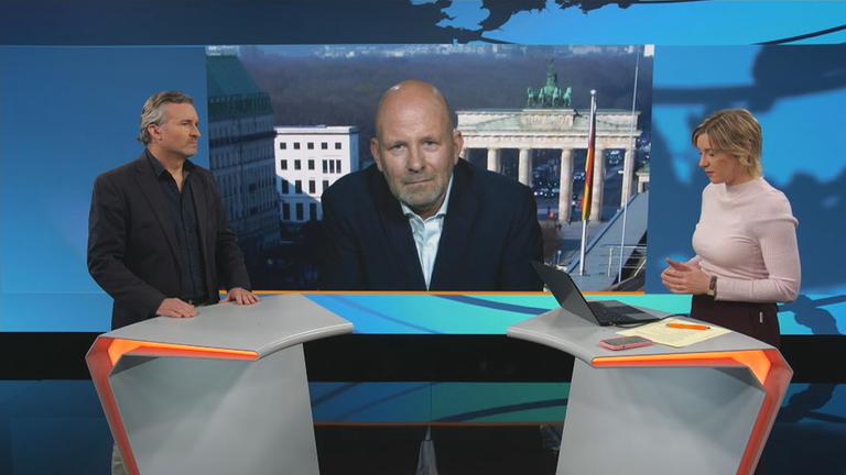 ZDF-Reporter Christopher Heinze im Studio und Mathis Feldhoff bei einem Schaltgespräch.