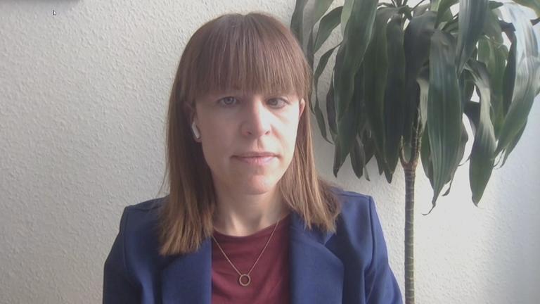 Julia Reuschenbach bei einem Schaltgespräch.