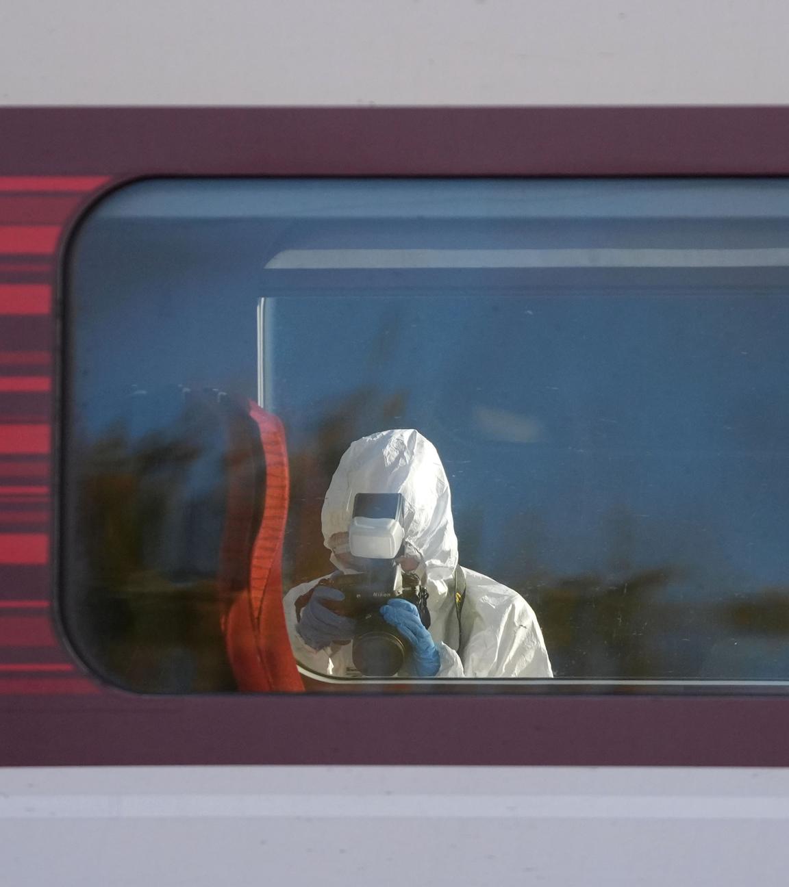 Ein forensischer Ermittler fotografiert den Tatort auf dem Bahnsteig des Bahnhofs Huntingdon. Nach einem mutmaßlichen Messerangriff auf mehrere Menschen in einem Zug nahe der Stadt Huntingdon gibt es derzeit keine Hinweise auf einen möglichen Terrorangriff.