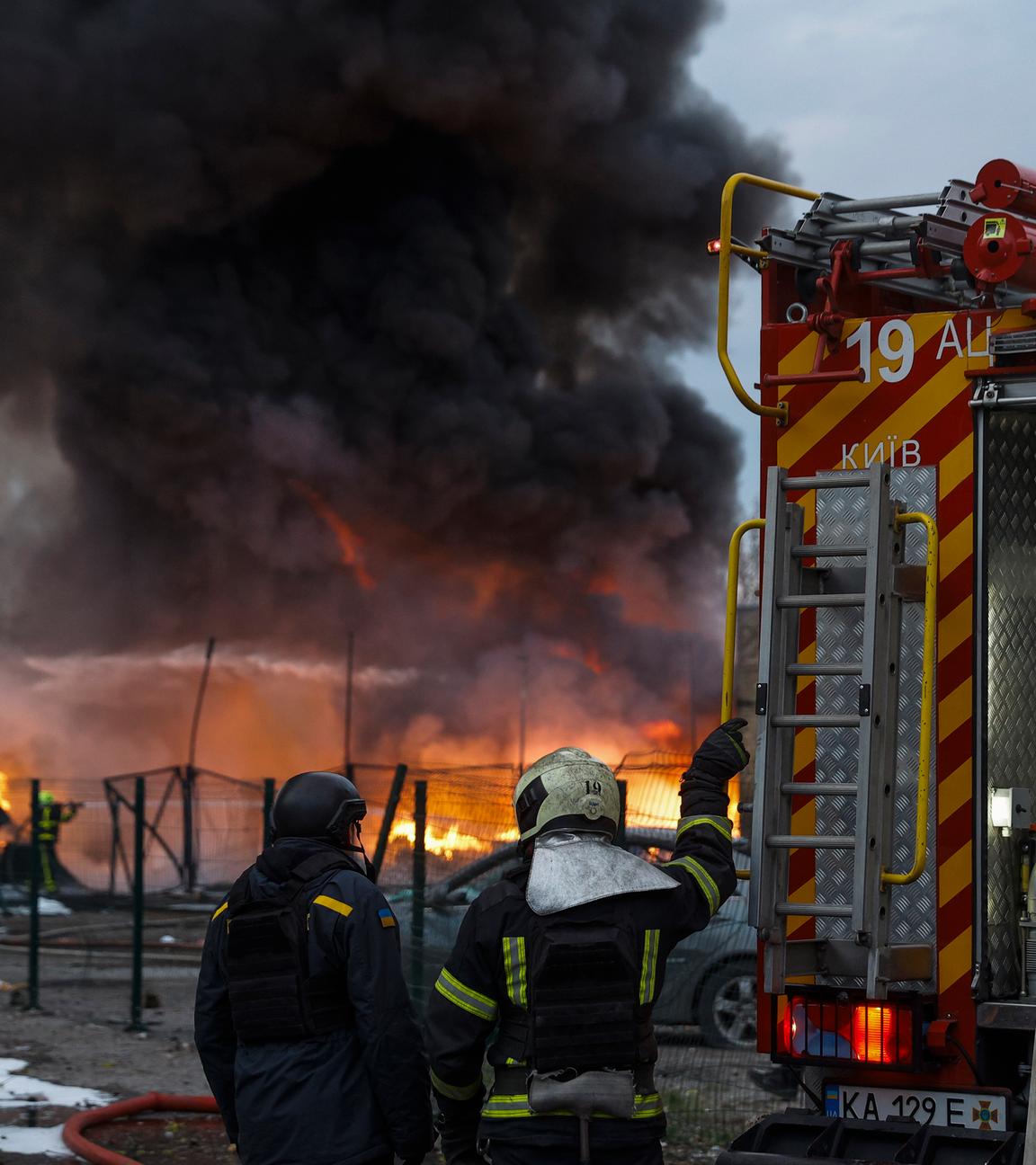 Ukrainische Rettungskräfte arbeiten am 16. 4. 2026 am Ort eines russischen Angriffs auf ein ziviles Lager in Kiew, Ukraine, inmitten der russischen Invasion. 