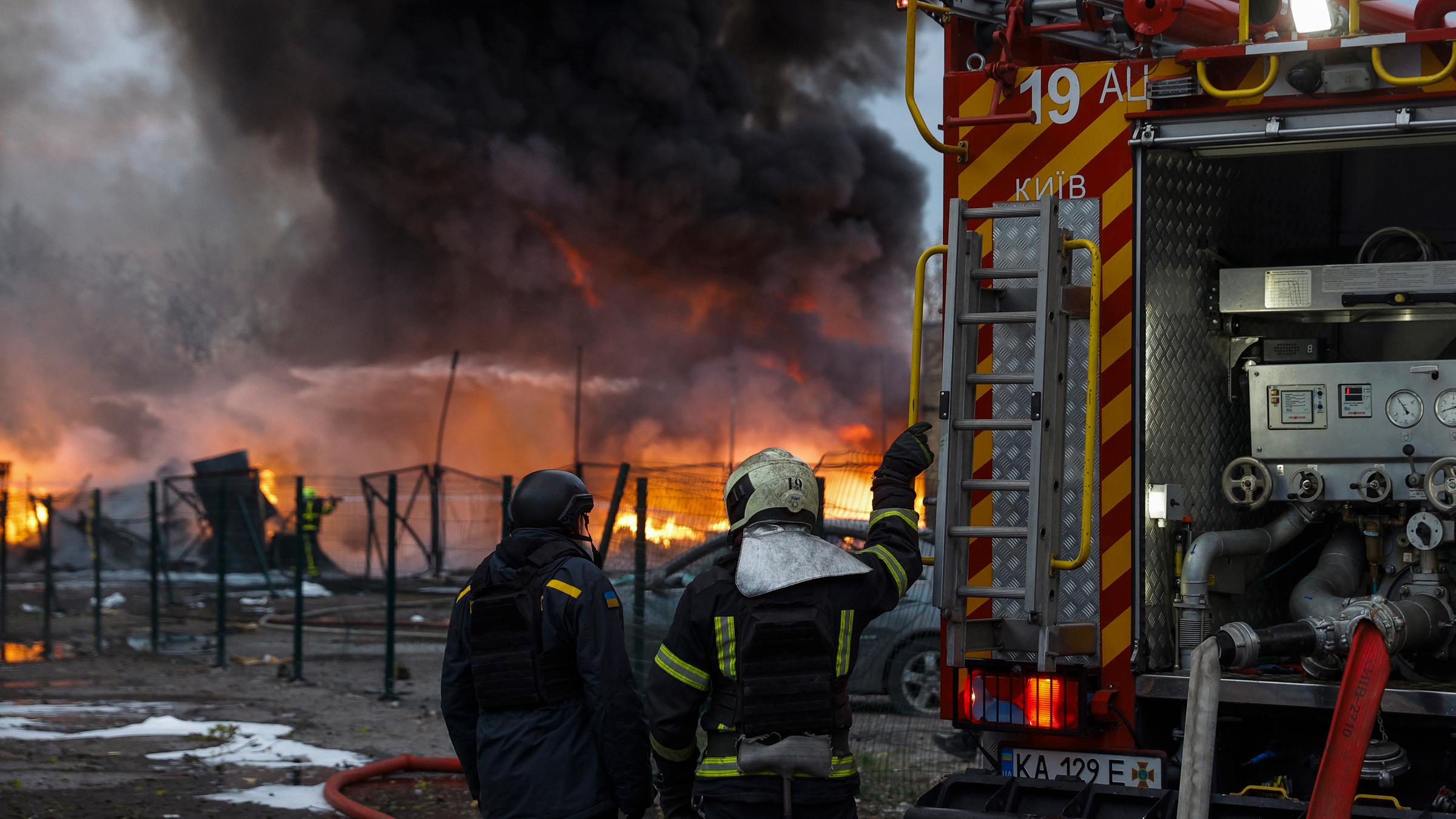 Ukrainische Rettungskräfte arbeiten am 16. 4. 2026 am Ort eines russischen Angriffs auf ein ziviles Lager in Kiew, Ukraine, inmitten der russischen Invasion. 