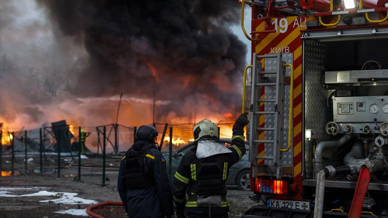 Ukrainische Rettungskräfte arbeiten am 16. 4. 2026 am Ort eines russischen Angriffs auf ein ziviles Lager in Kiew, Ukraine, inmitten der russischen Invasion. 