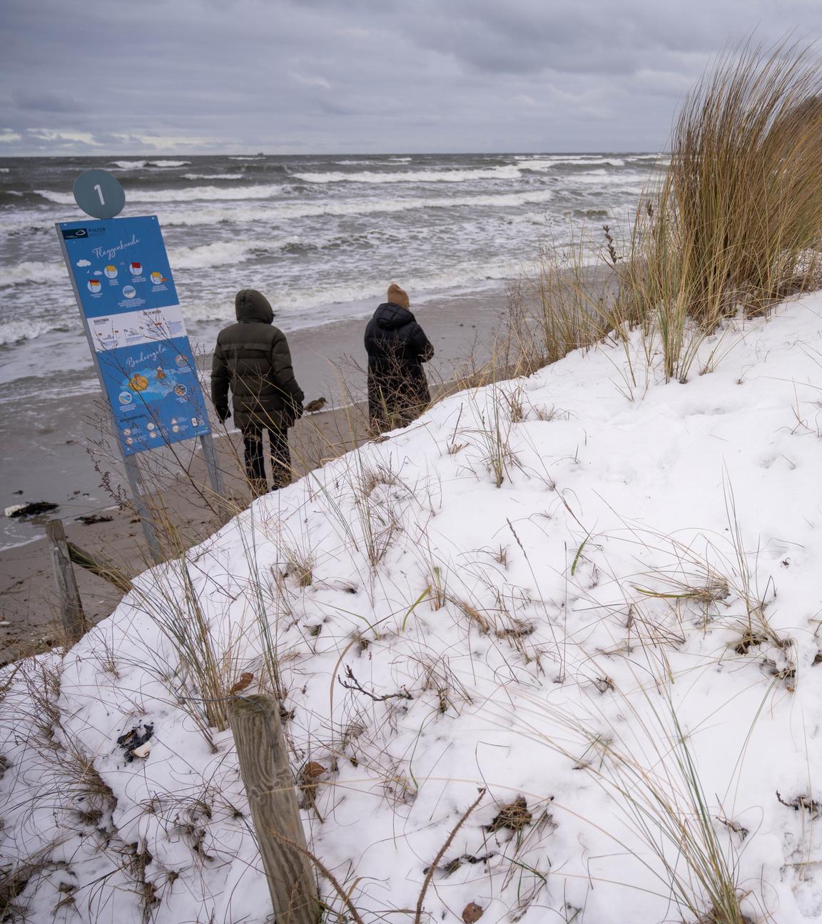 Ein schneebedeckter Strand auf der Insel Rügen