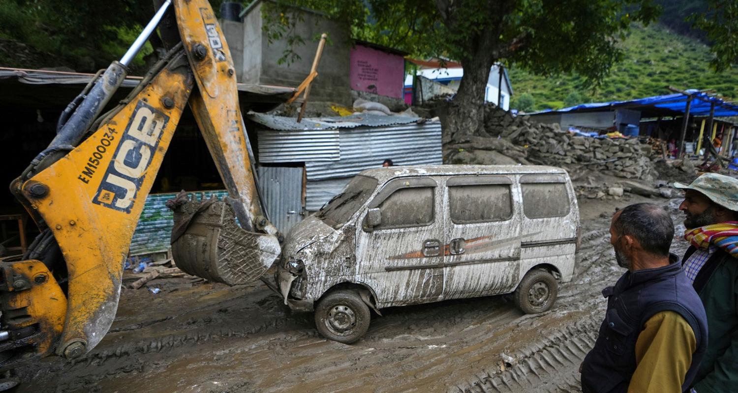 Ein Bagger räumt eine Straße nach den Überschwemmungen in dem Dorf Chositi im Bezirk Kishtwar.