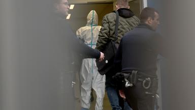 Polizeibeamte begleiten den mutmasslichen Täter (2.v.l.) nach dem tödlichen Angriff in einem Park im Amtsgericht Aschaffenburg zur Vorführung beim Haftrichter.