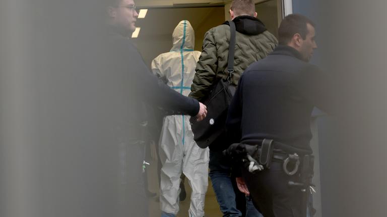 Polizeibeamte begleiten den mutmasslichen Täter (2.v.l.) nach dem tödlichen Angriff in einem Park im Amtsgericht Aschaffenburg zur Vorführung beim Haftrichter