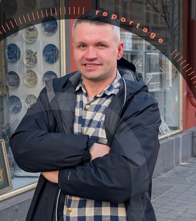 Flamur Sahiti steht vor seinem Second-Hand-Geschäft.