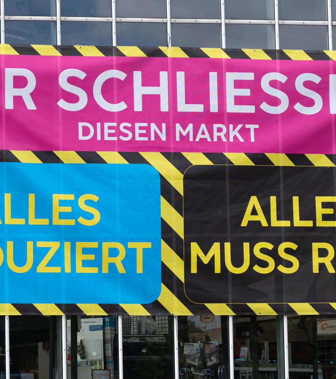 Plakate Ausverkauf, Raeumungsverkauf hängen