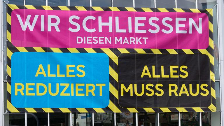 Plakate Ausverkauf, Raeumungsverkauf hängen