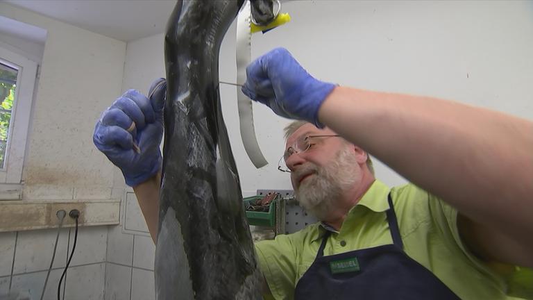 Mann fertigt Orthopädisches Bein an