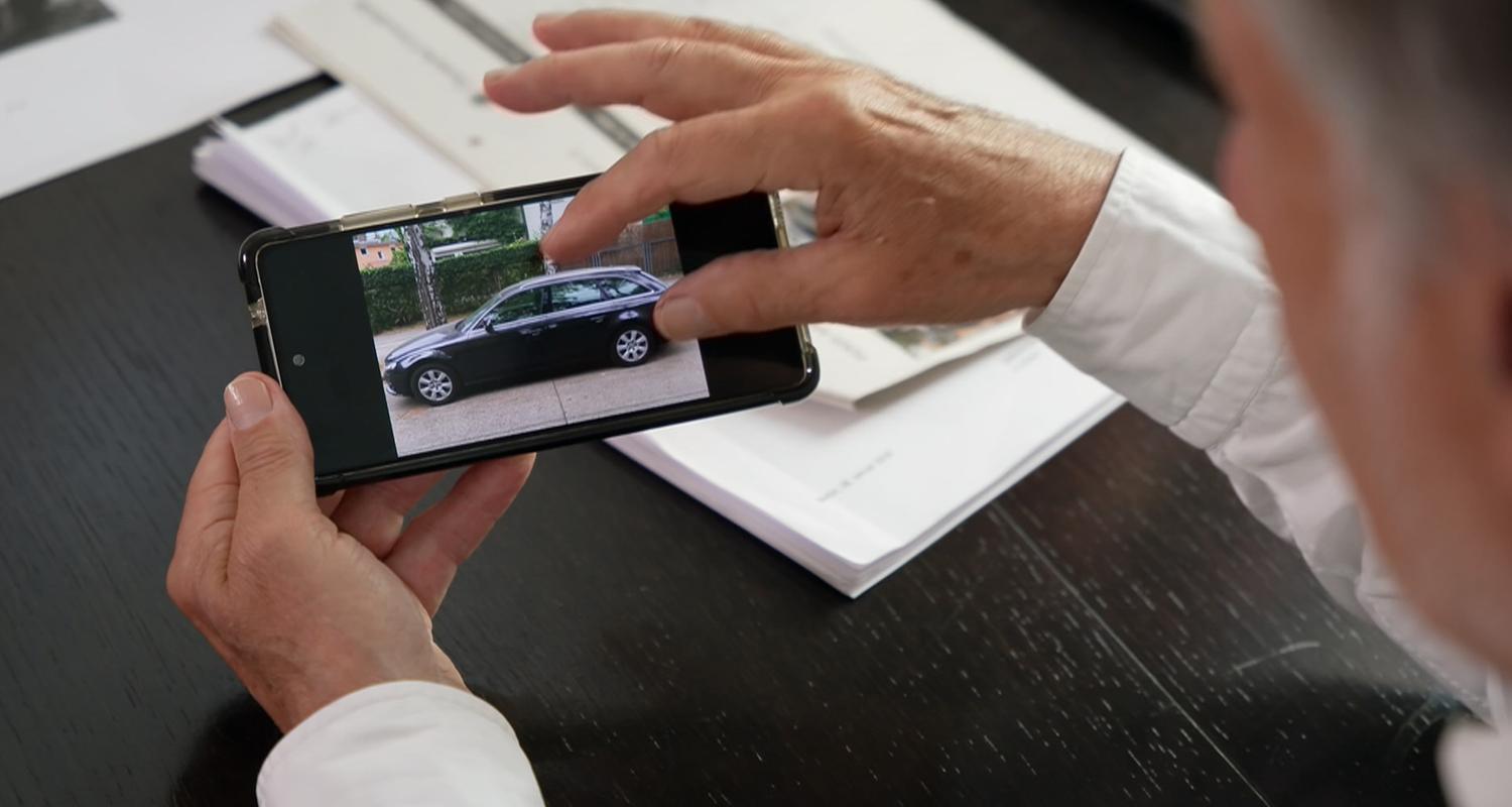 Kläger zeigt Diesel-Pkw auf seinem Handy
