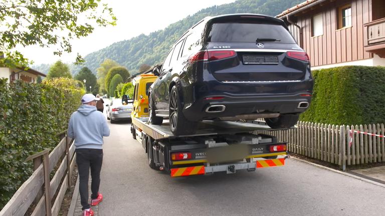 Sicherstellung und Abtransport einer Luxus-Limousine von russischem Oligarchen Usmanow