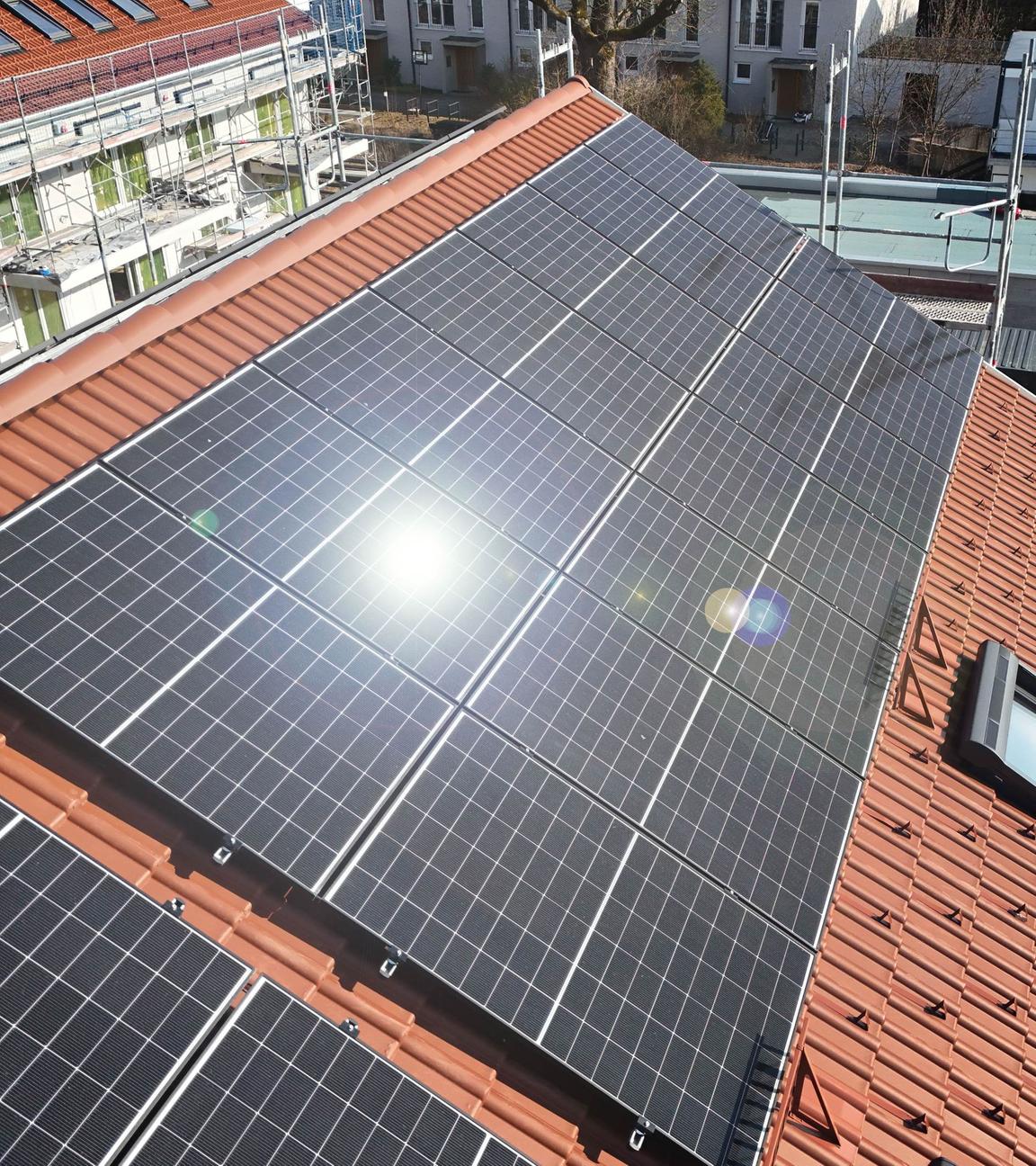 Dach bei München mit PV Anlage auf dem Dach.