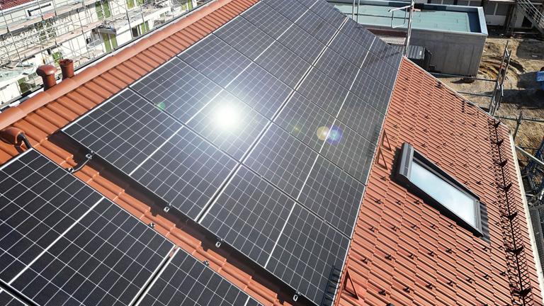 Dach bei München mit PV Anlage auf dem Dach.
