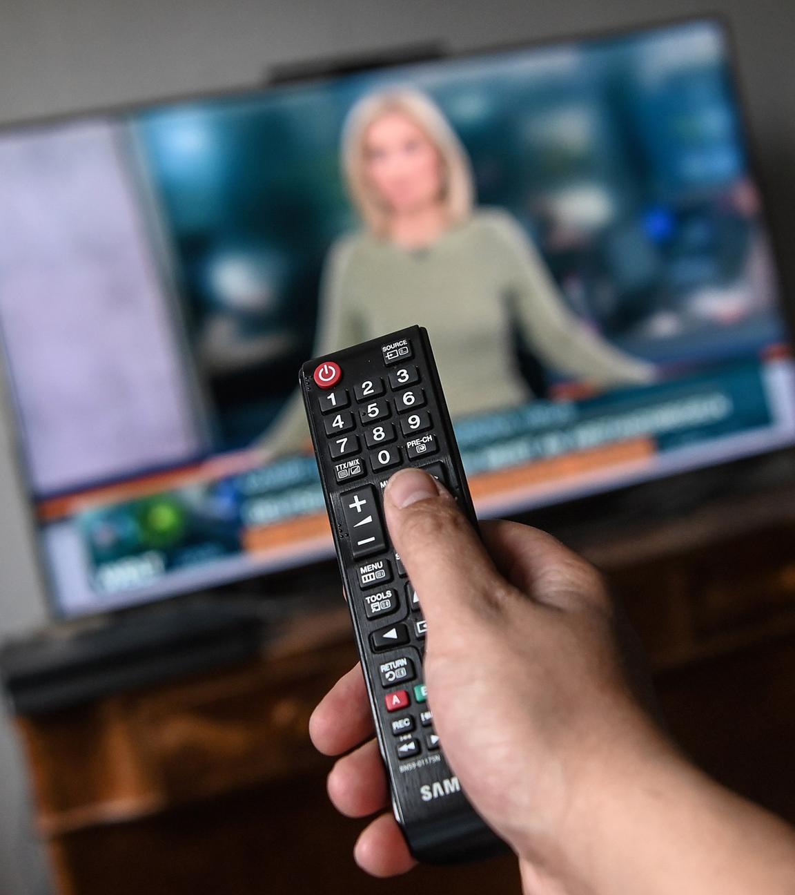 Ein junger Mann sitzt vor dem Fernseher