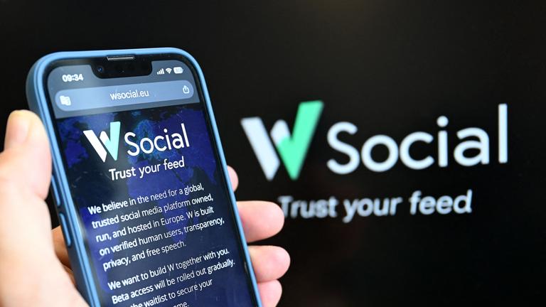 Symbolbild: Nachrichtenplattform W Social auf eine Smartphone 