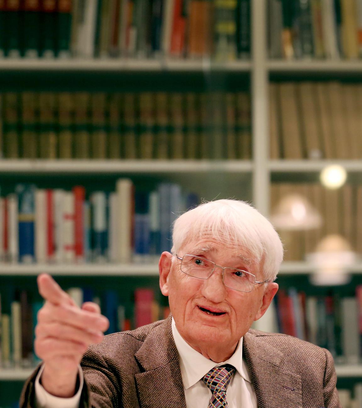 Der Philosoph Jürgen Habermas bei einer Pressekonferenz im Heinrich-Heine-Institut.