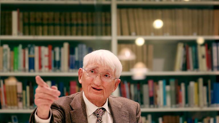 Der Philosoph Jürgen Habermas bei einer Pressekonferenz im Heinrich-Heine-Institut.