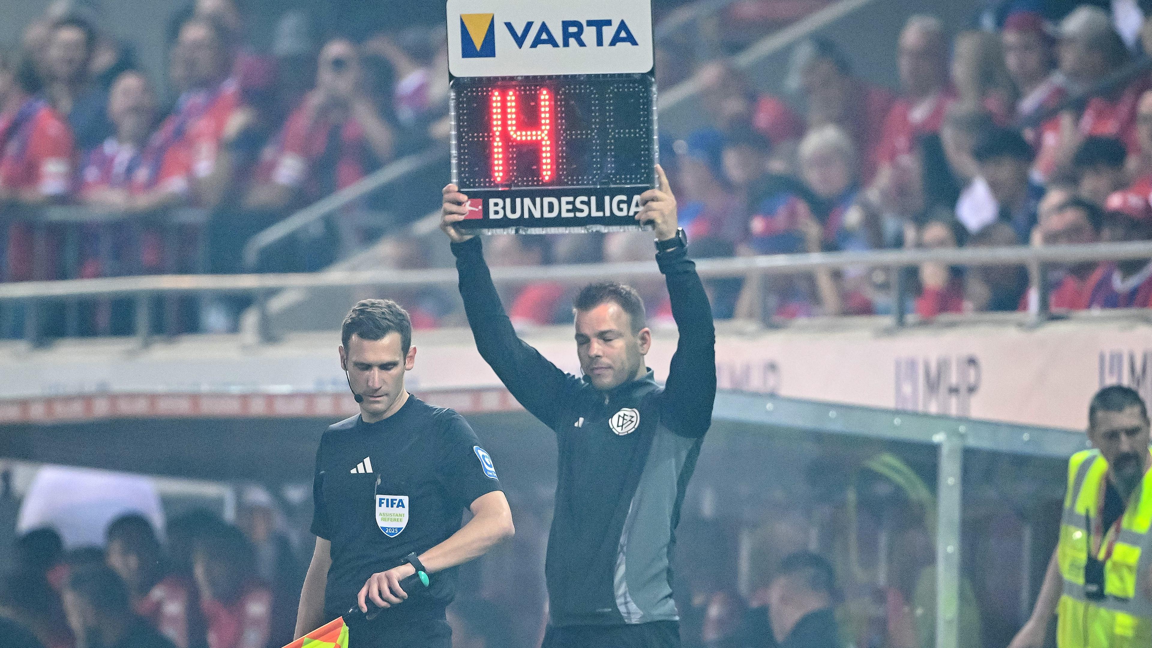 Fußball-Bundesliga, 1. FC Heidenheim - VfL Bochum: Der Vierte Offizielle zeigt die Nachspielzeit von 14 Minuten an.