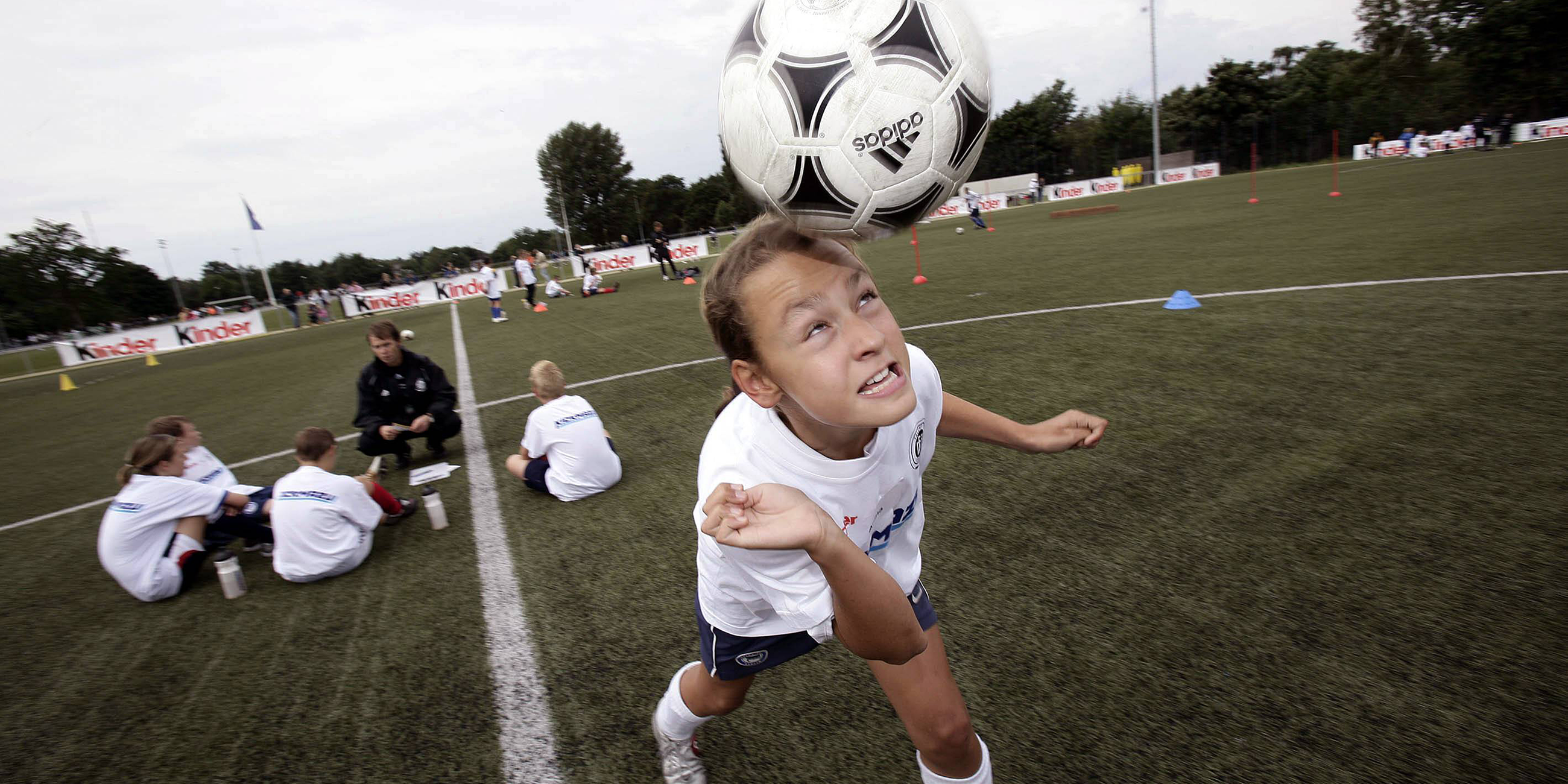 Eine Nachwuchsfußballerin beim Kopfballtraining
