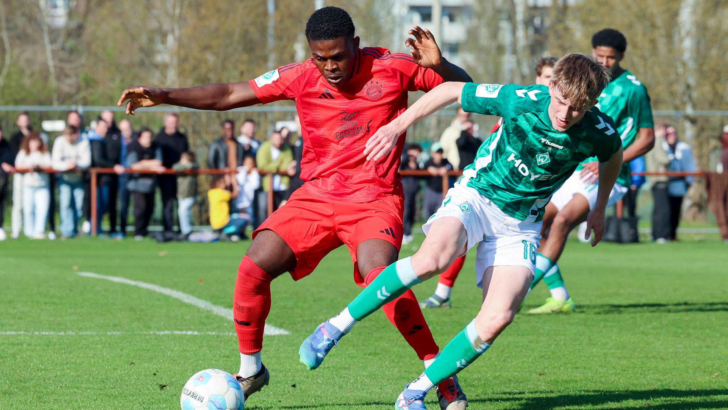DFB-Nachwuchsliga: Bayern Münchens U19-Spieler Iwinosa Uhuns und Werder Bremens Julius Joas im Zweikampf im Hauptrundenspiel der Liga A