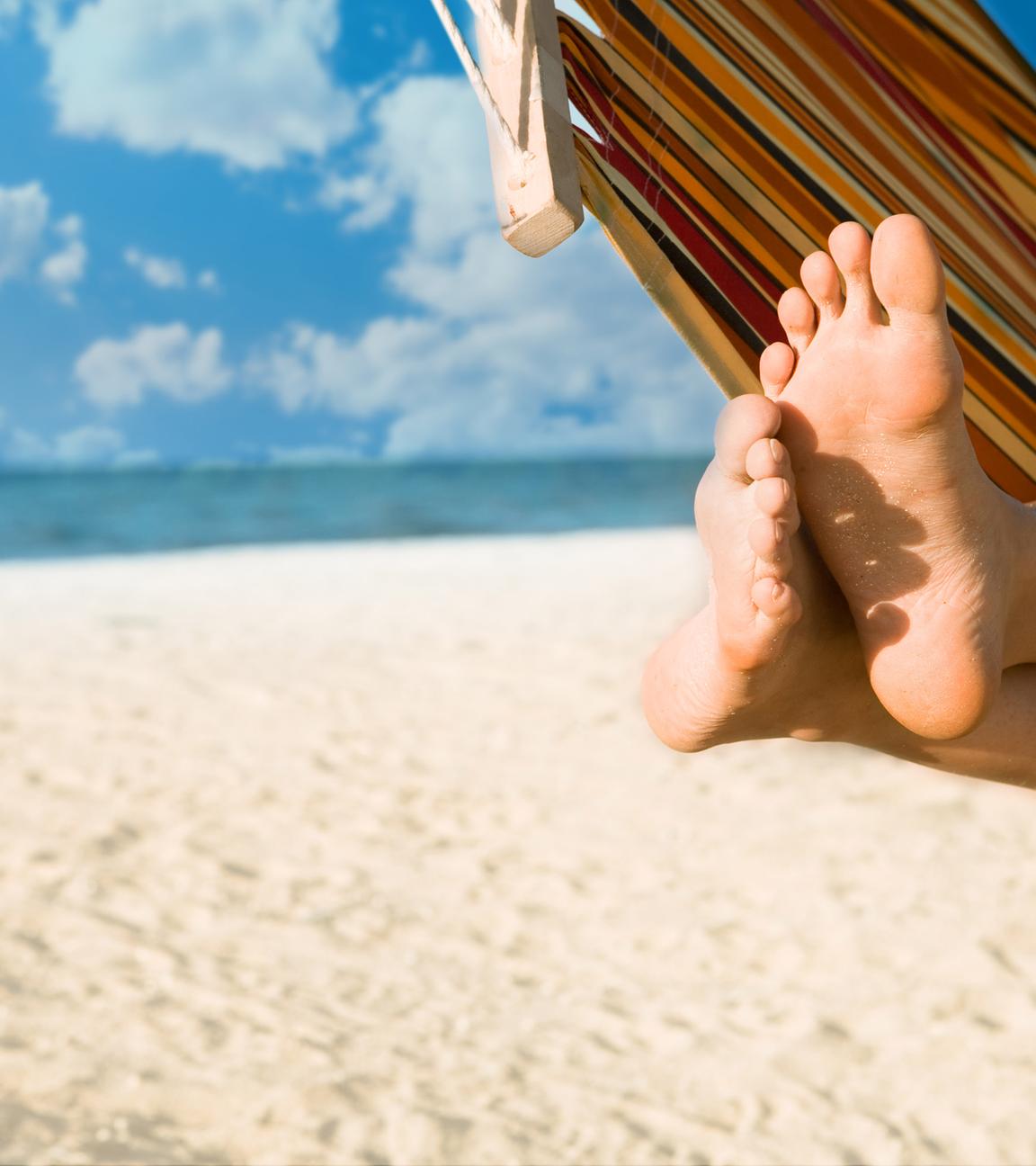 Nackte Füße am Strand