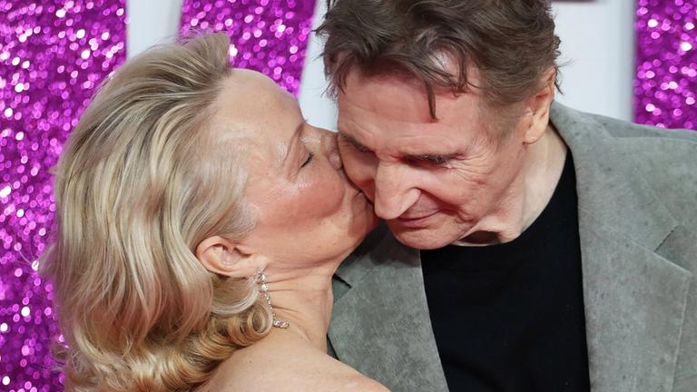 Neuauflage der "Nackten Kanone" im Kino: Bei der Premiere in London zeigen sich Pamela Anderson und Liam Neeson tief zugeneigt.