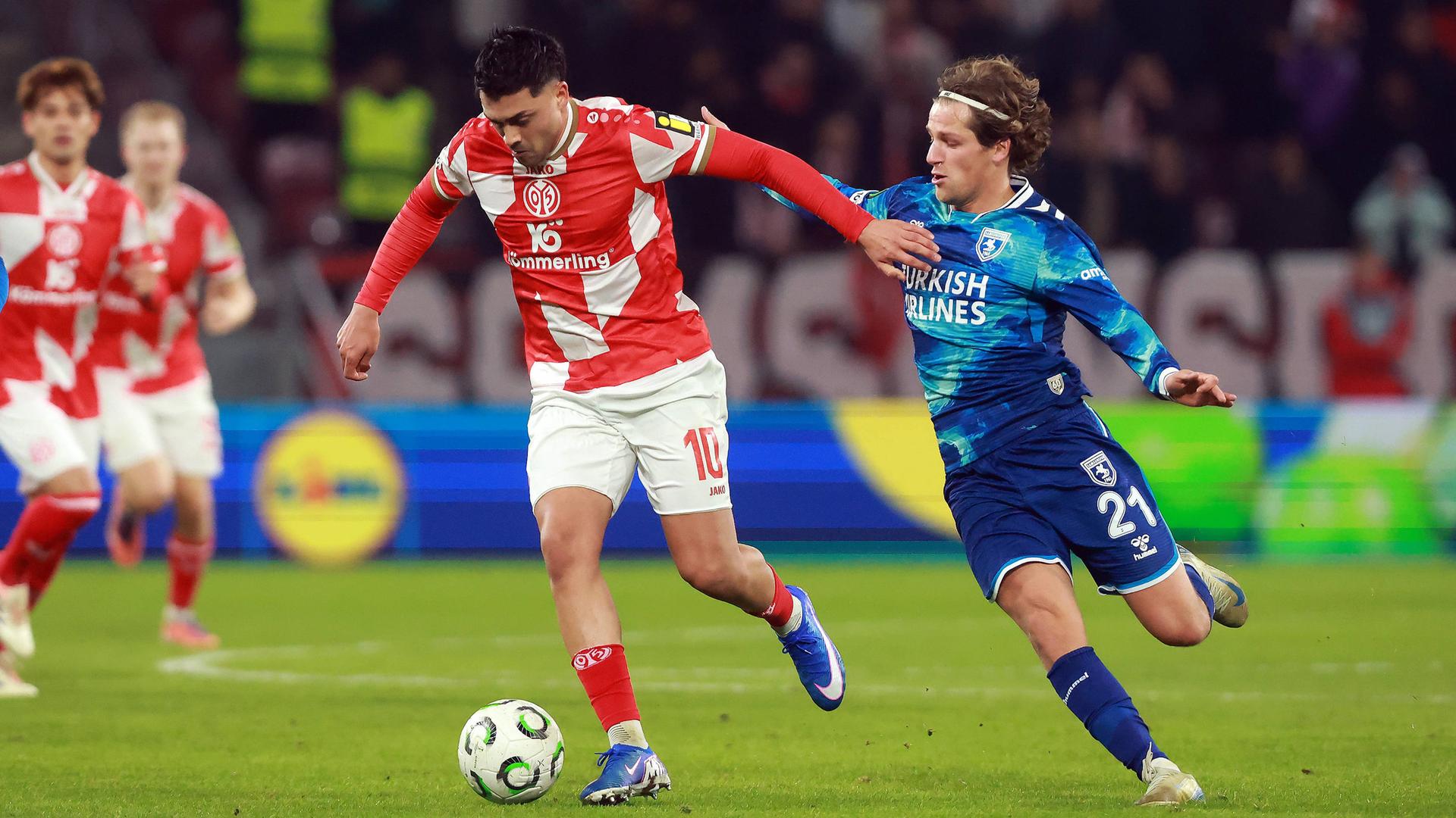 Nadiem Amiri (1. FSV Mainz 05, Nr. 10, rot) und Carlo Holse (Samsunspor, Nr. 21, blau) kämpfen um den Ball