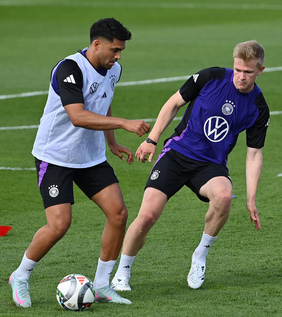 Nadiem Amiri (l.) und Jonathan Burkardt im DFB-Training