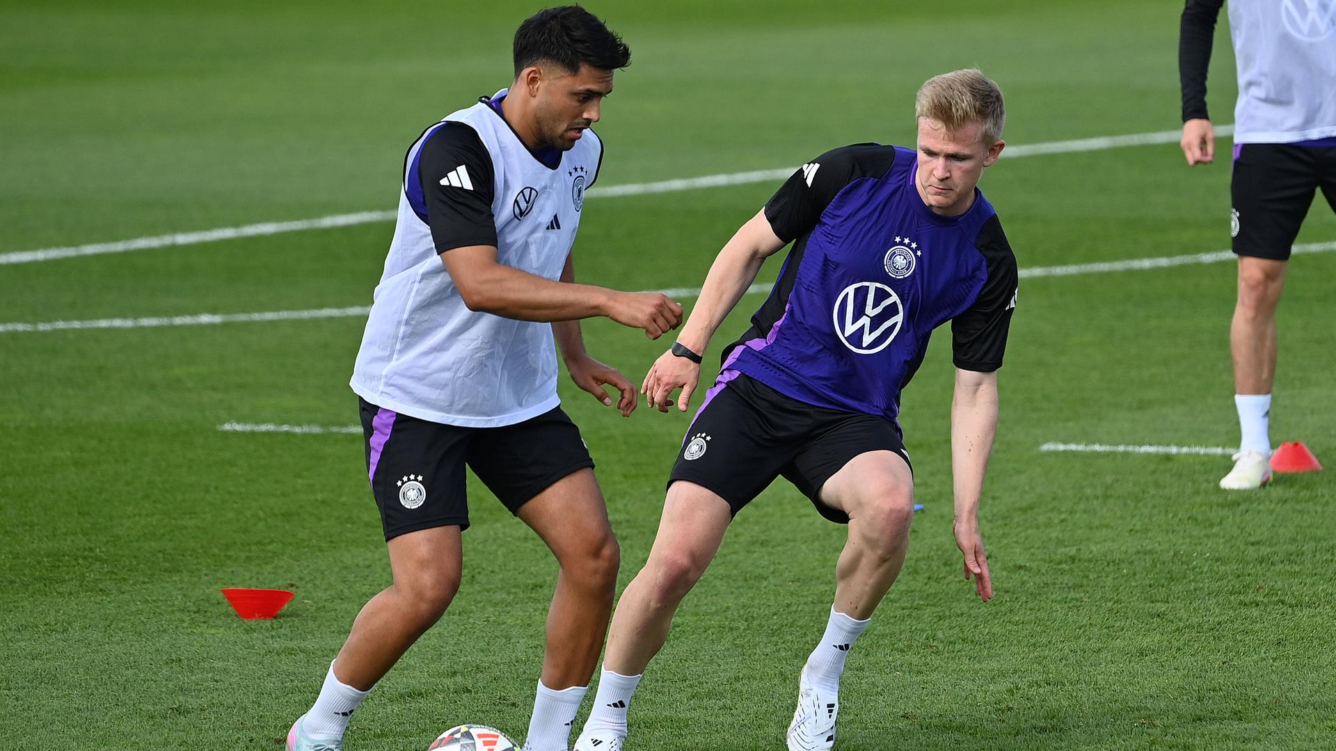 Nadiem Amiri (l.) und Jonathan Burkardt im DFB-Training