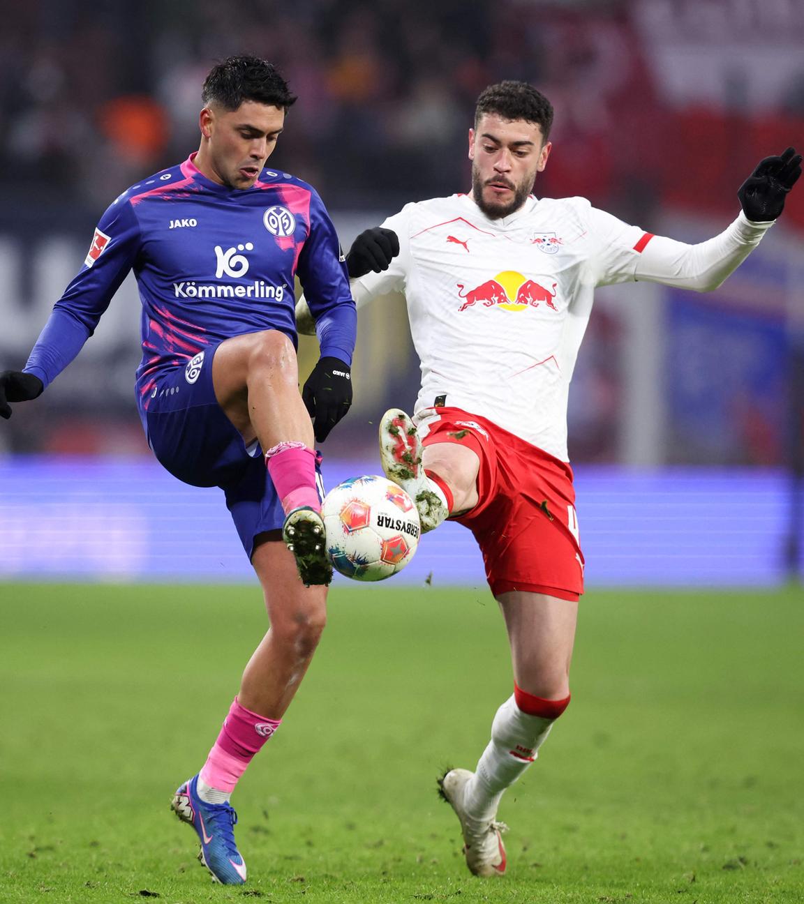 In der Bundesligapartie zwischen dem 1. FSV Mainz 05 und RB Leipzig kämpfen der Mainzer Nadiem Amiri und Leipzigs Romulo Cardoso um den Ball