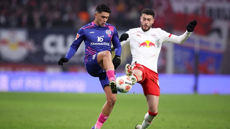 In der Bundesligapartie zwischen dem 1. FSV Mainz 05 und RB Leipzig kämpfen der Mainzer Nadiem Amiri und Leipzigs Romulo Cardoso um den Ball