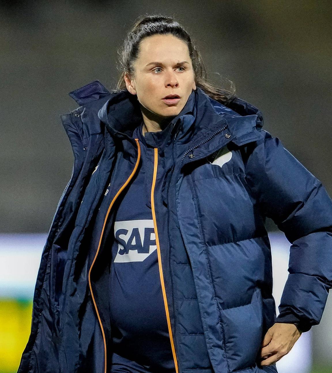 Die schwangere Nadine Rolser (Co-Trainerin, TSG) bei ihrem letzten Heimspiel vor ihrem Mutterschutz