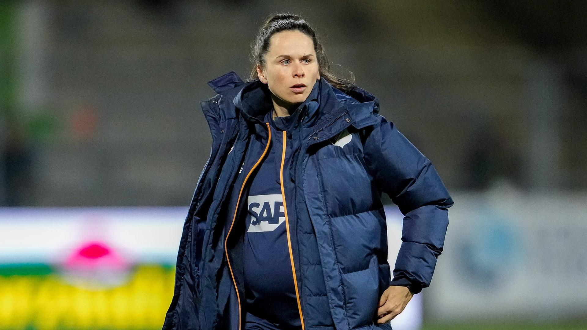 Die schwangere Nadine Rolser (Co-Trainerin, TSG) bei ihrem letzten Heimspiel vor ihrem Mutterschutz