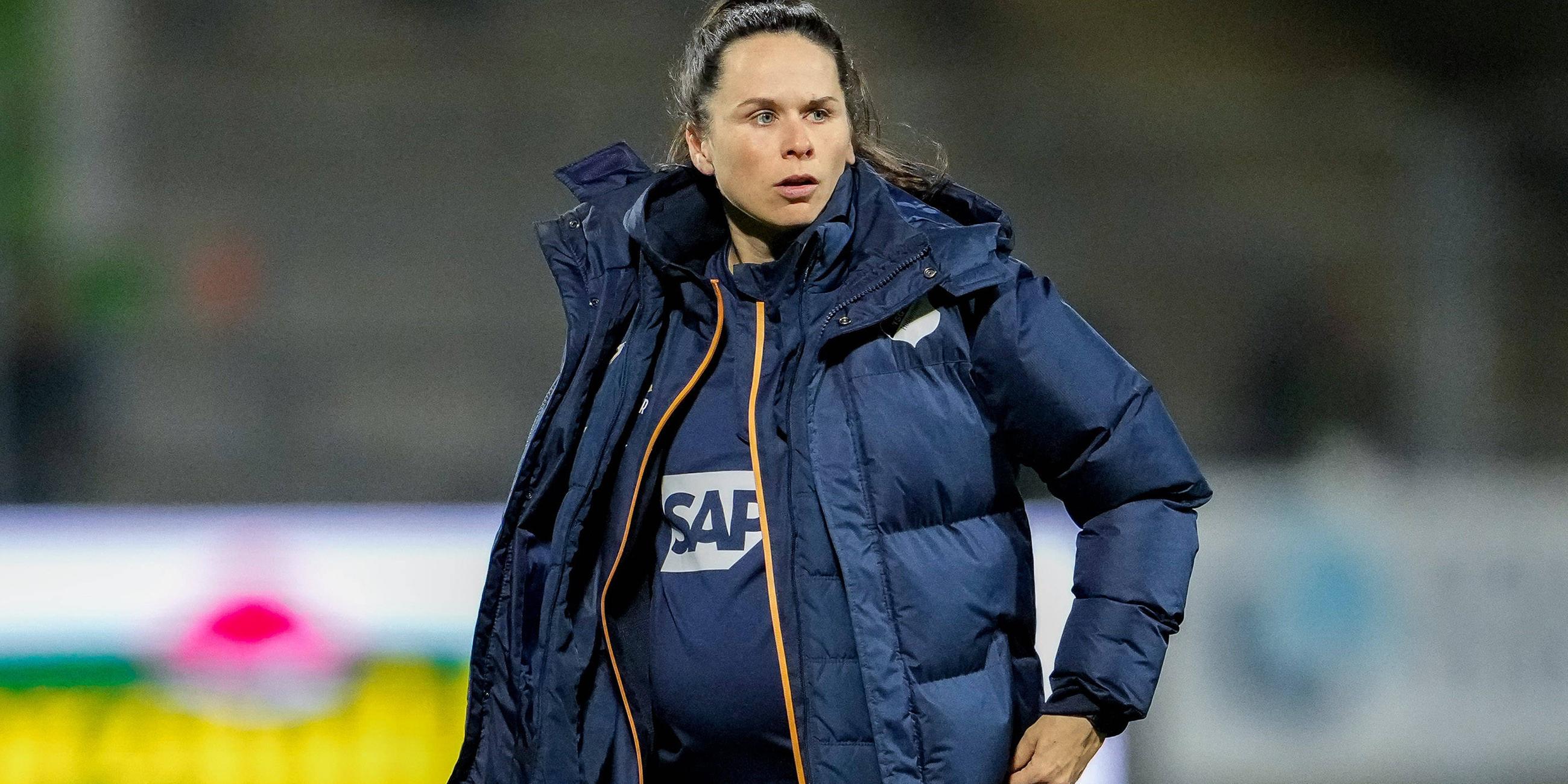 Die schwangere Nadine Rolser (Co-Trainerin, TSG) bei ihrem letzten Heimspiel vor ihrem Mutterschutz