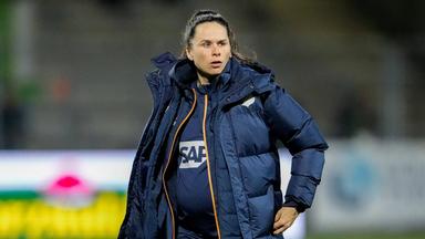 Die schwangere Nadine Rolser (Co-Trainerin, TSG) bei ihrem letzten Heimspiel vor ihrem Mutterschutz