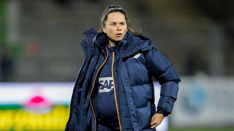 Die schwangere Nadine Rolser (Co-Trainerin, TSG) bei ihrem letzten Heimspiel vor ihrem Mutterschutz