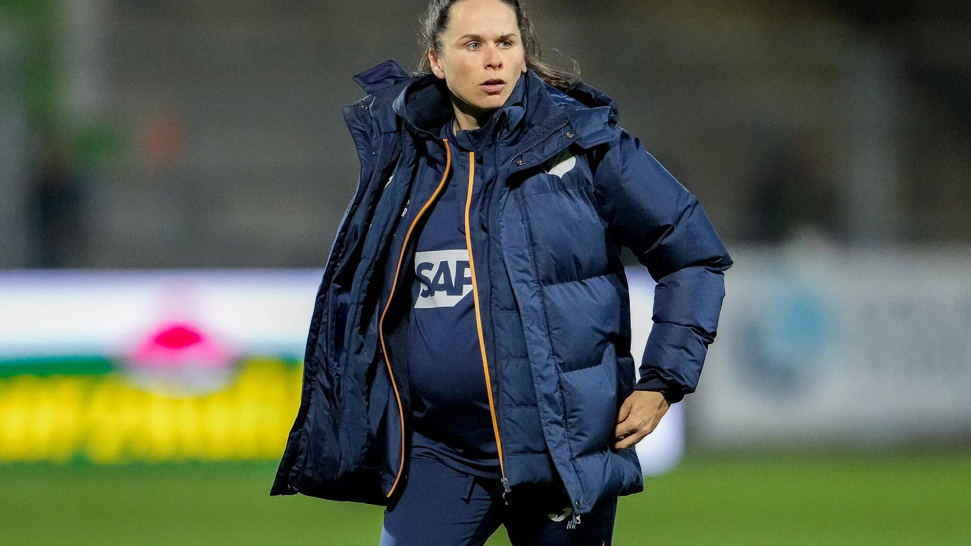 Der DFB stärkt die Rechte von schwangeren Spielerinnen und Trainerinnen, hier Hoffenheims Co-Trainerin Nadine Rolser (Archivbild von März 2024)