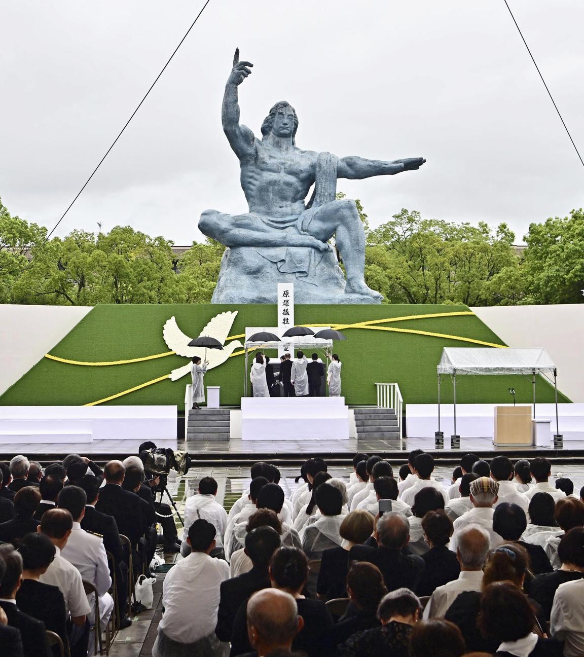 Atombombenabwurf vor 80 Jahren auf Nagasaki: Teilnehmer verfolgen im Friedenspark vor der Friedensstatue die Gedenkveranstaltung 