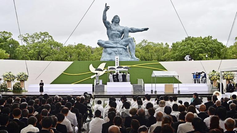 Atombombenabwurf vor 80 Jahren auf Nagasaki: Teilnehmer verfolgen im Friedenspark vor der Friedensstatue die Gedenkveranstaltung 