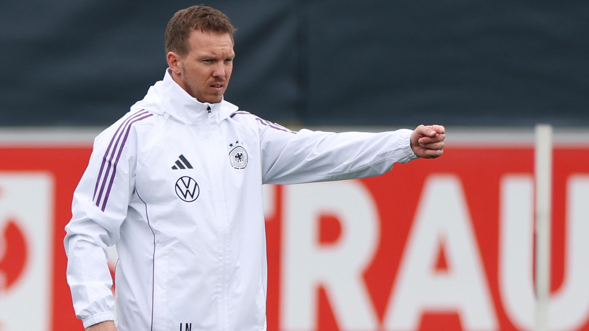 Bundestrainer Julian Nagelsmann gibt beim Training der Nationalmannschaft am 20.3.2024 in Lyon Anweisungen.