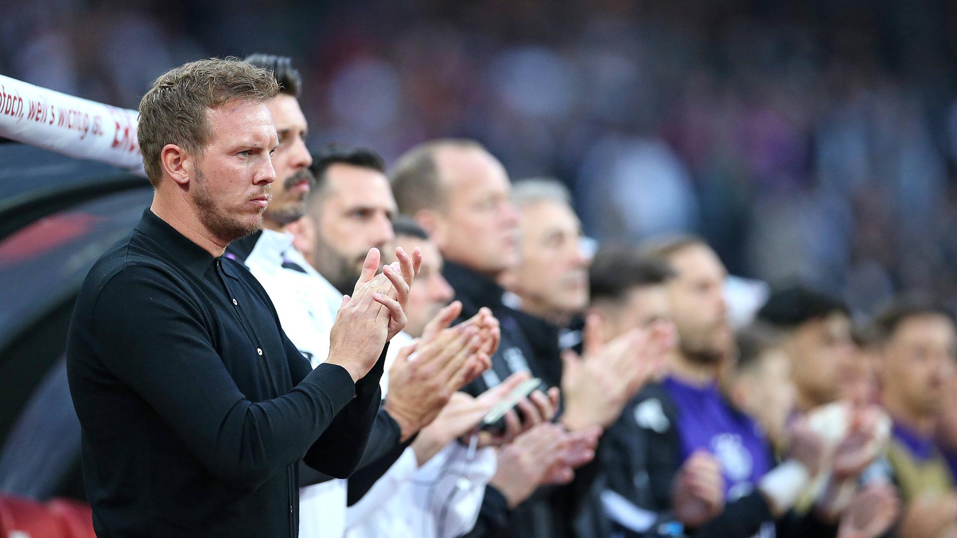 Julian Nagelsmann klatscht beim EM-Testspiel am 3. Juni 2024 gegen die Ukraine in Nürnberg in die Hände