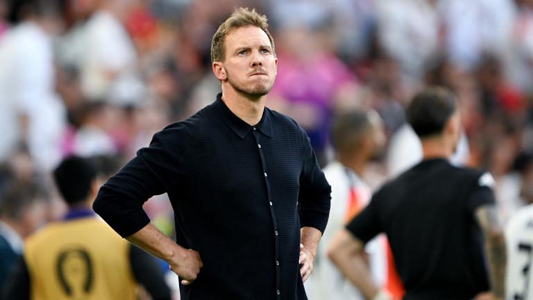 Bundestrainer Julian Nagelsmann verfolgt das Spielgeschehen. 