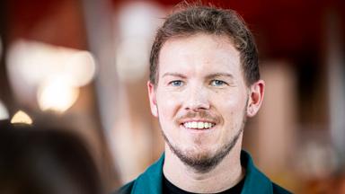 Bundestrainer Julian Nagelsmann lacht in die Kamera.