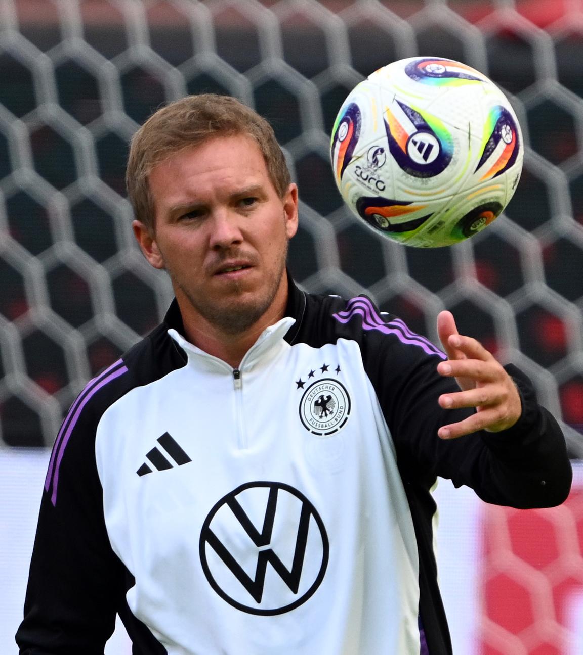 Bundestrainer Julian Nagelsmann wirft im Abschlusstraining vor dem Spiel gegen Nordirland einen Fußball